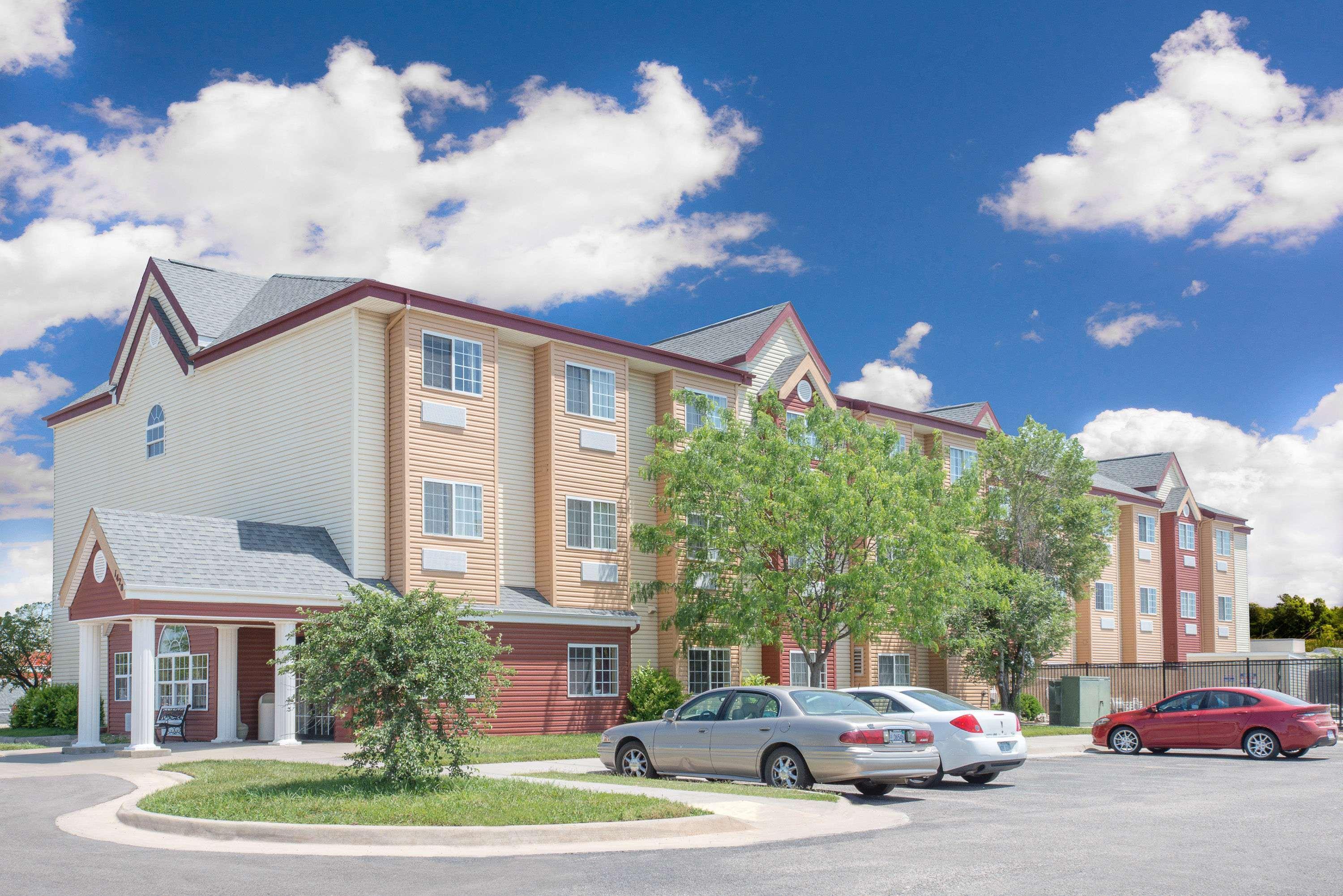 Days Inn & Suites By Wyndham Hutchinson Eksteriør billede