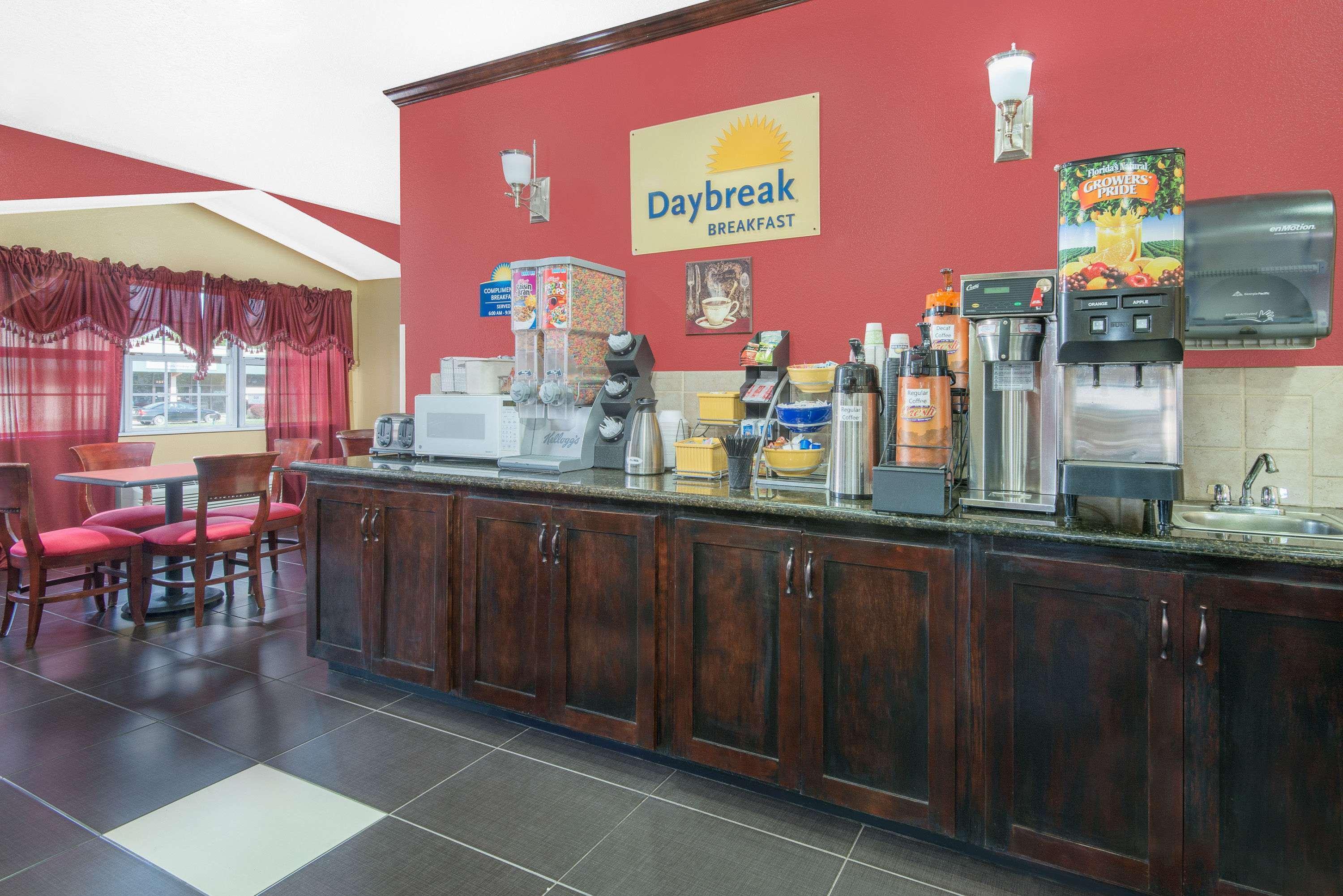 Days Inn & Suites By Wyndham Hutchinson Eksteriør billede