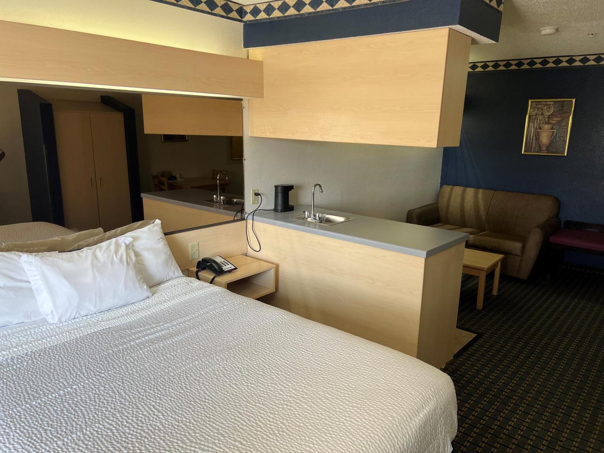 Days Inn & Suites By Wyndham Hutchinson Eksteriør billede