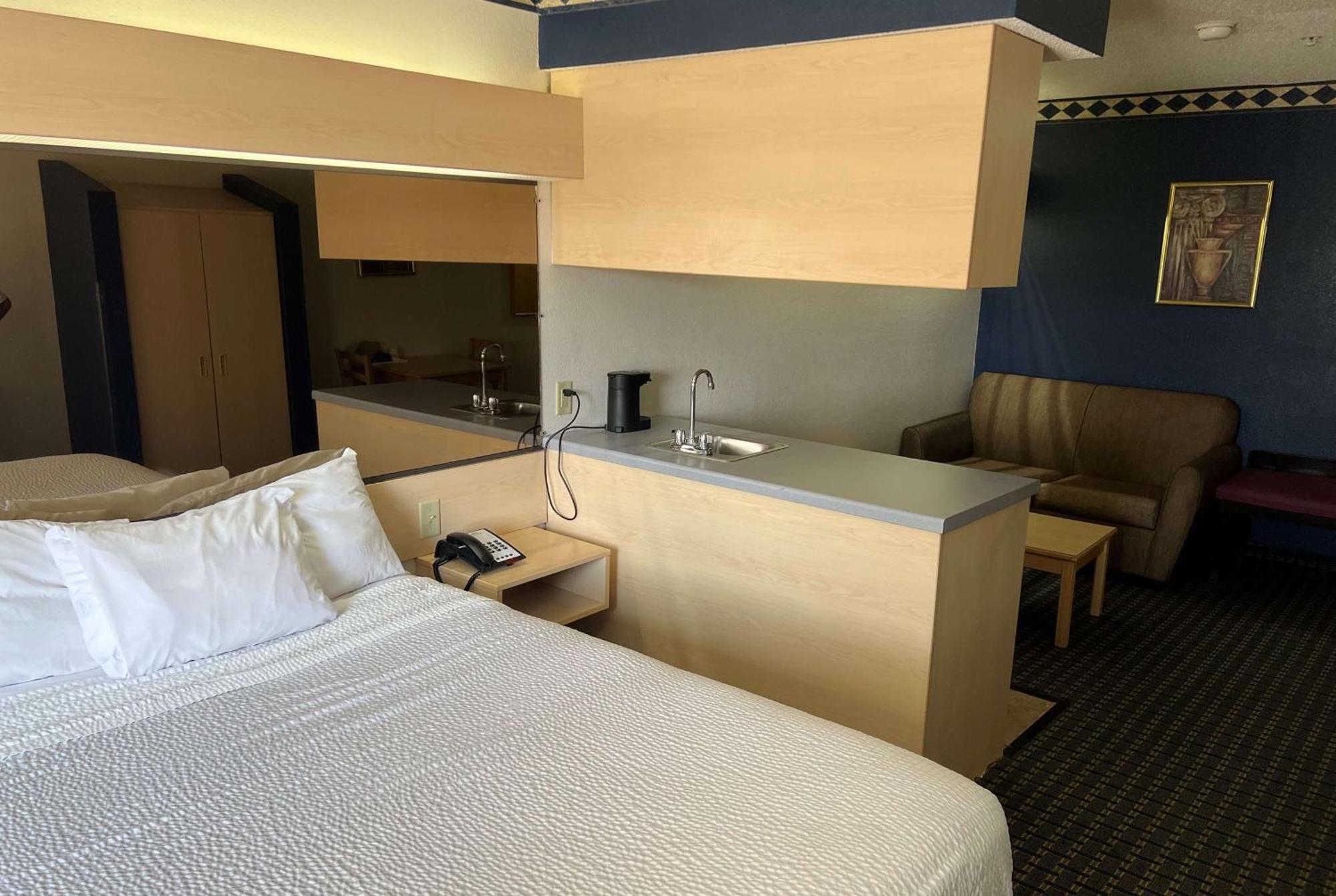 Days Inn & Suites By Wyndham Hutchinson Eksteriør billede