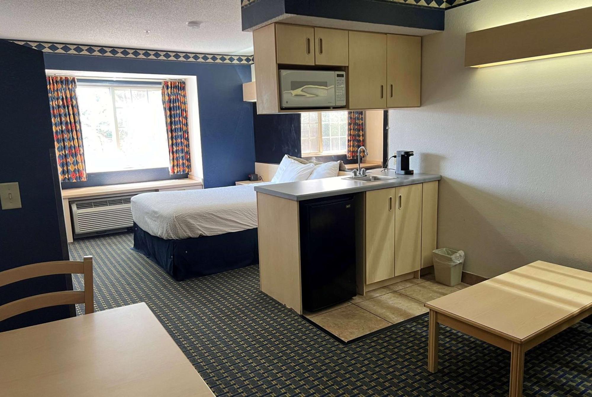 Days Inn & Suites By Wyndham Hutchinson Eksteriør billede